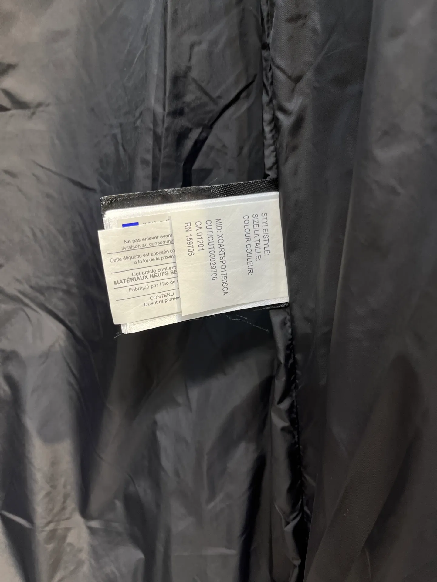 P860 CANADA GOOSE parka 22 styles ➖ Genuine synchronous anti-counterfeiting chip sensor! ➖ Imported 21-count polyester-cotton blended original fabric [last year’s 16-count/18-count hard fabrics have been completely eliminated, this year all use 21-count genuine synchronous fabrics, the soft mid-strap feels delicate and textured], genuine synchronous Feather-Light 10D waterproof coating fabric, made of 84.5 polyester fiber and 15.5 cotton, 100% the best feel in the entire network! ➖ The genuine official website is synchronized with the national standard 80 white duck down, you can check the official website customer service, there will never be a series of misleading claims such as 90 down or goose down! ��� Using the best nylon lining with double double-layer sealing design, velvet-proof No. 7 needle + grid-filled down ready-made garments, there is 100% no so-called velvet running! ➖ The cuffs are designed with thickened seamless threads, and the collar and pockets are lined with top-quality polar fleece to keep you warm and comfortable! ➖ Yoshida YKK provides original custom-made electroplated sliders. YKK two-way lockable zippers are tight and smooth and will not peel off paint! ➖ 3M composite guarantees that the Velcro is the same as the original, durable, and all accessories and hardware are custom-made! ➖ Imported BEHRINGER embroidery machine to customize the 10,000-needle embroidery logo, 98% of which can be reproduced to restore the original logo. You can check and compare on the official website! ➖ The fur collars are all made of large pieces of Western Canadian blue wolf hide, ensuring that each fur collar is 13-15cm wide! size：xs-xl